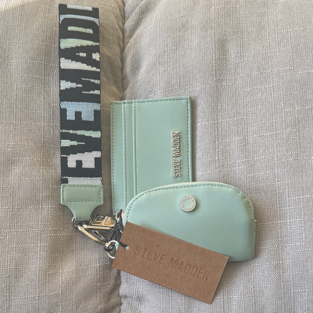 🆕Steve Madden Light Green Card Holder and Keychain